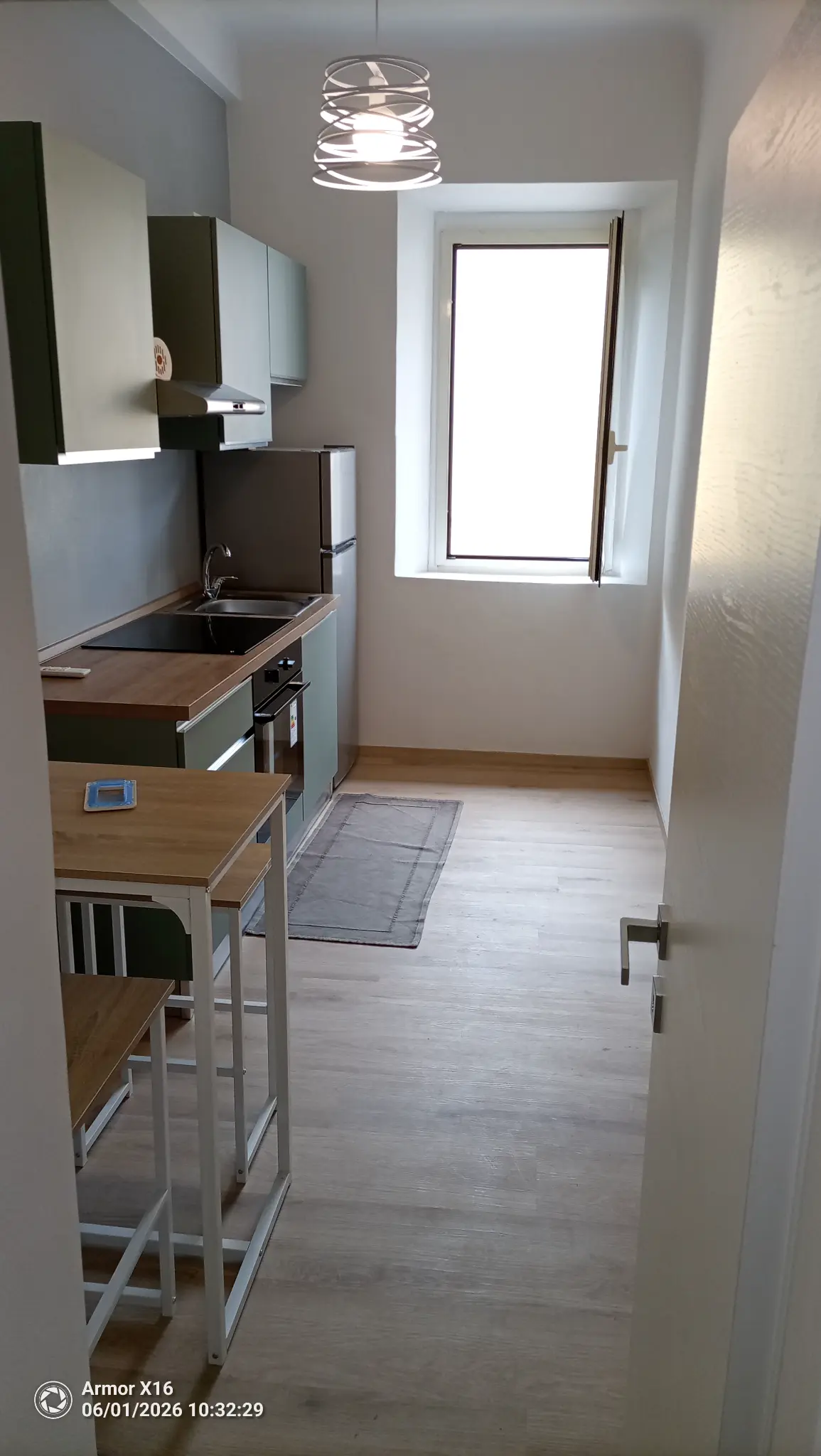 Cucina ristrutturata con penisola e parquet EDILSCATTO