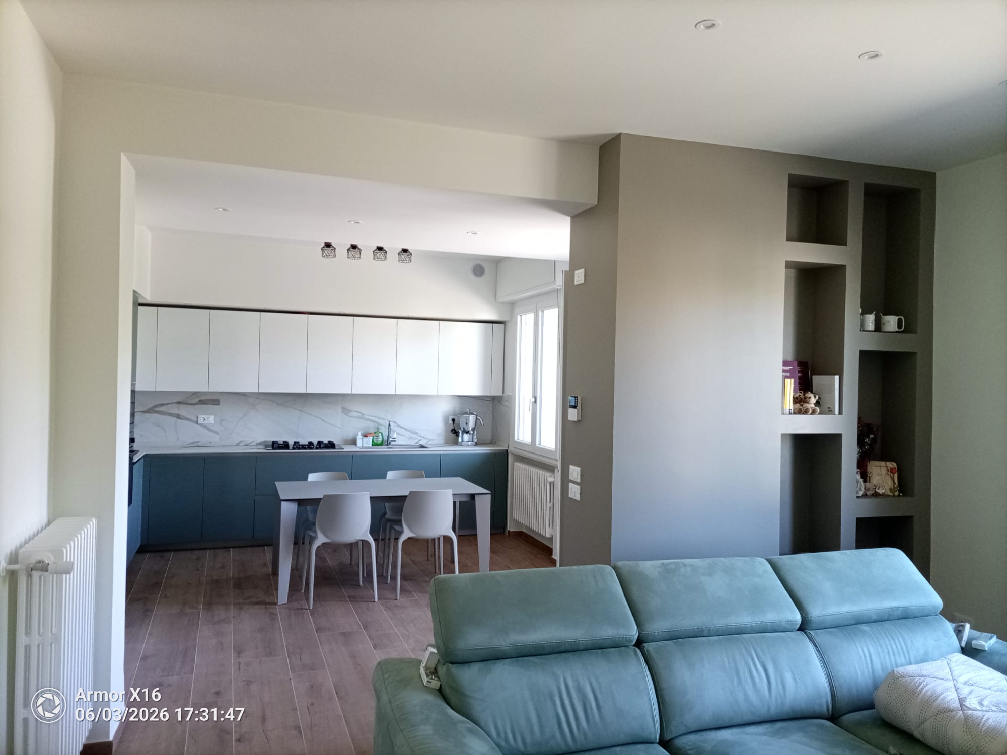 Appartamento ristrutturato con cucina a vista e soggiorno open space EDILSCATTO