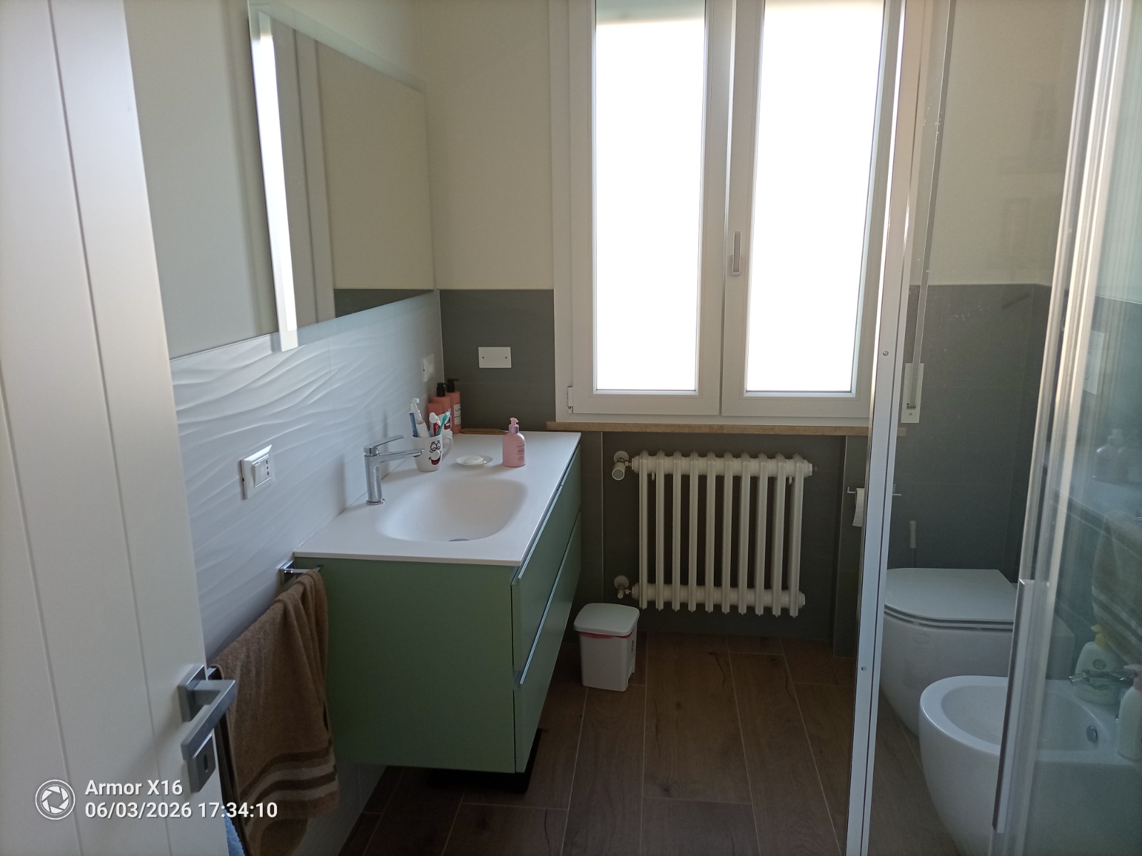 Bagno ristrutturato chiavi in mano con mobile verde EDILSCATTO