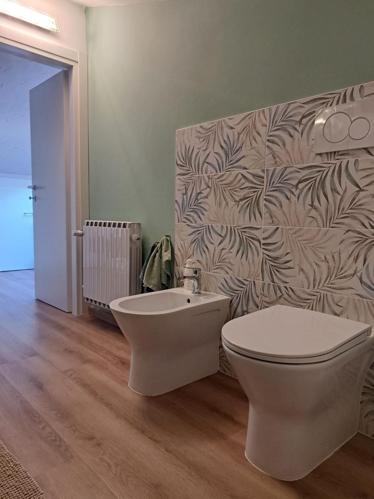 Bagno ristrutturato chiavi in mano con piastrelle botaniche EDILSCATTO