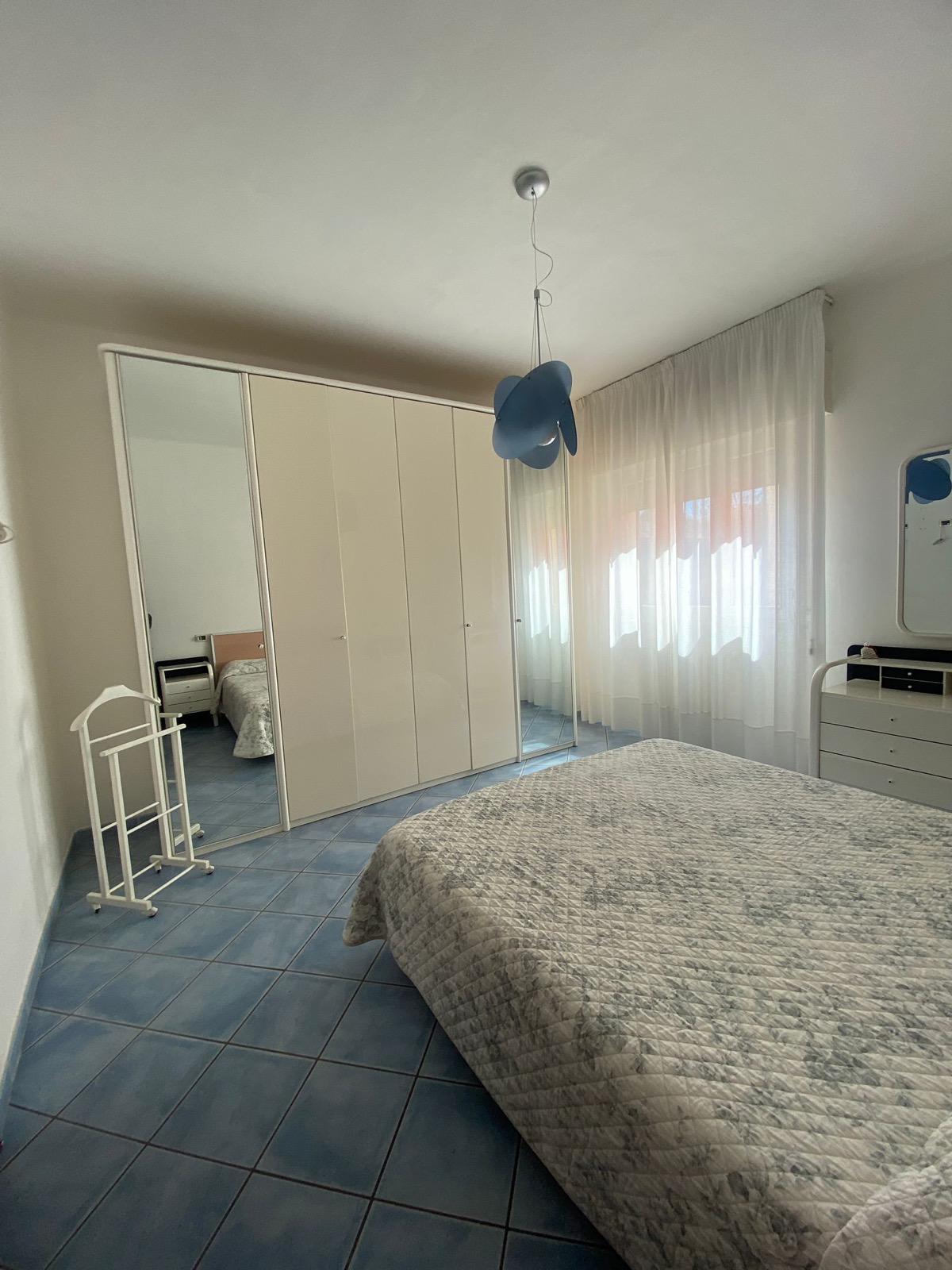 Camera da letto prima della ristrutturazione con piastrelle blu EDILSCATTO