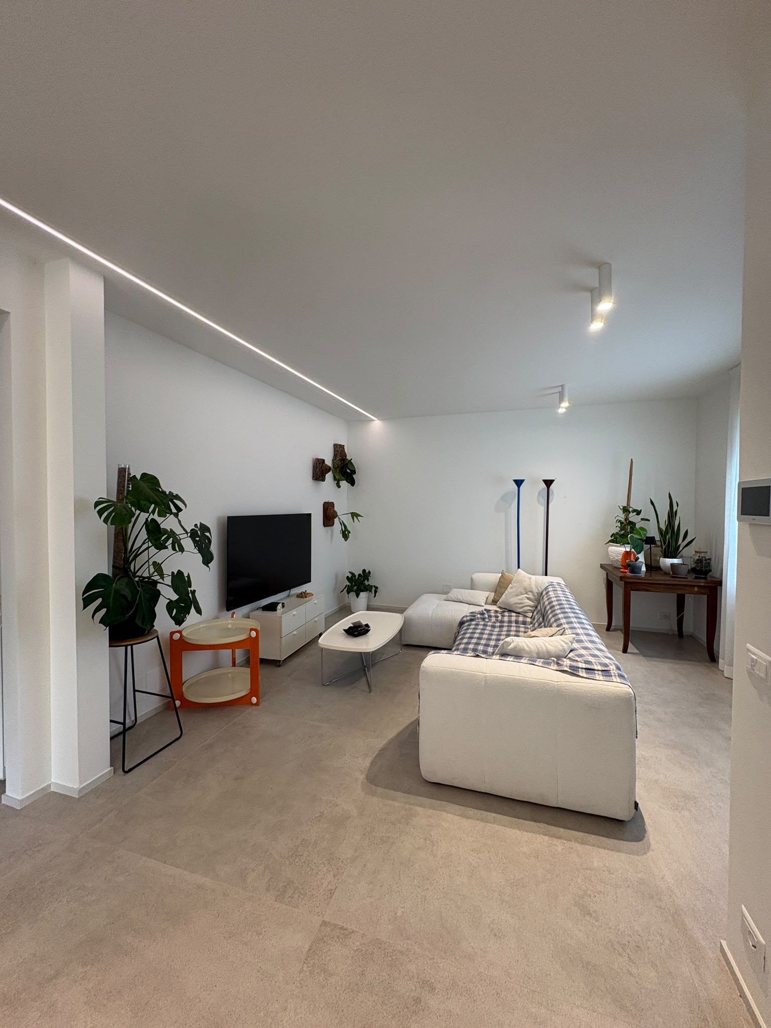 Soggiorno ristrutturato con pavimento chiaro e led EDILSCATTO