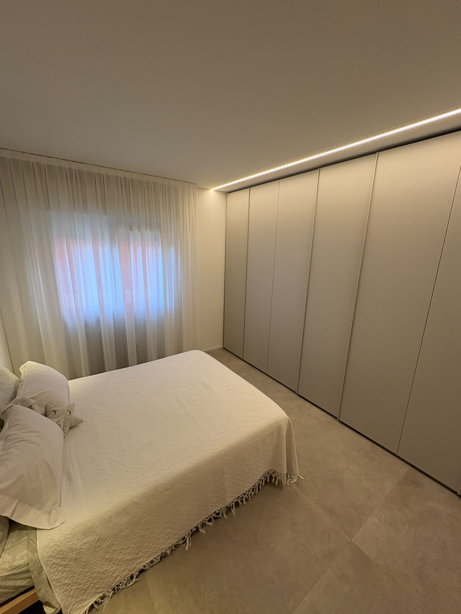 Camera da letto ristrutturata con armadio a muro e led EDILSCATTO