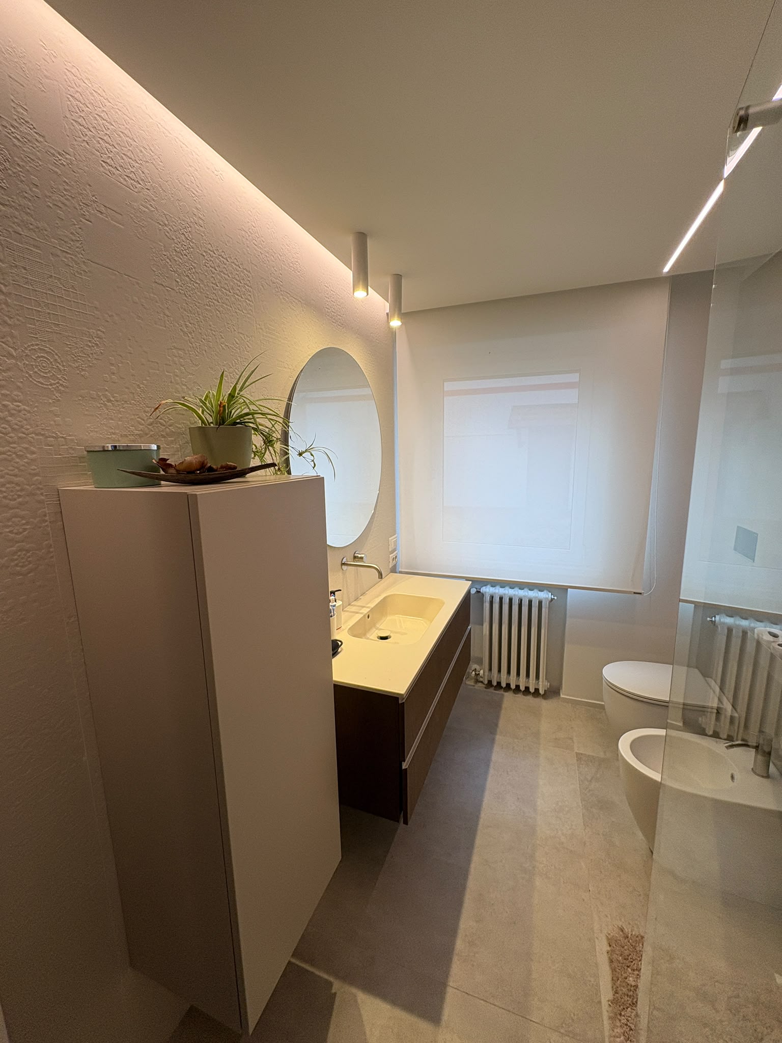 Bagno ristrutturato con sanitari sospesi e vasca EDILSCATTO