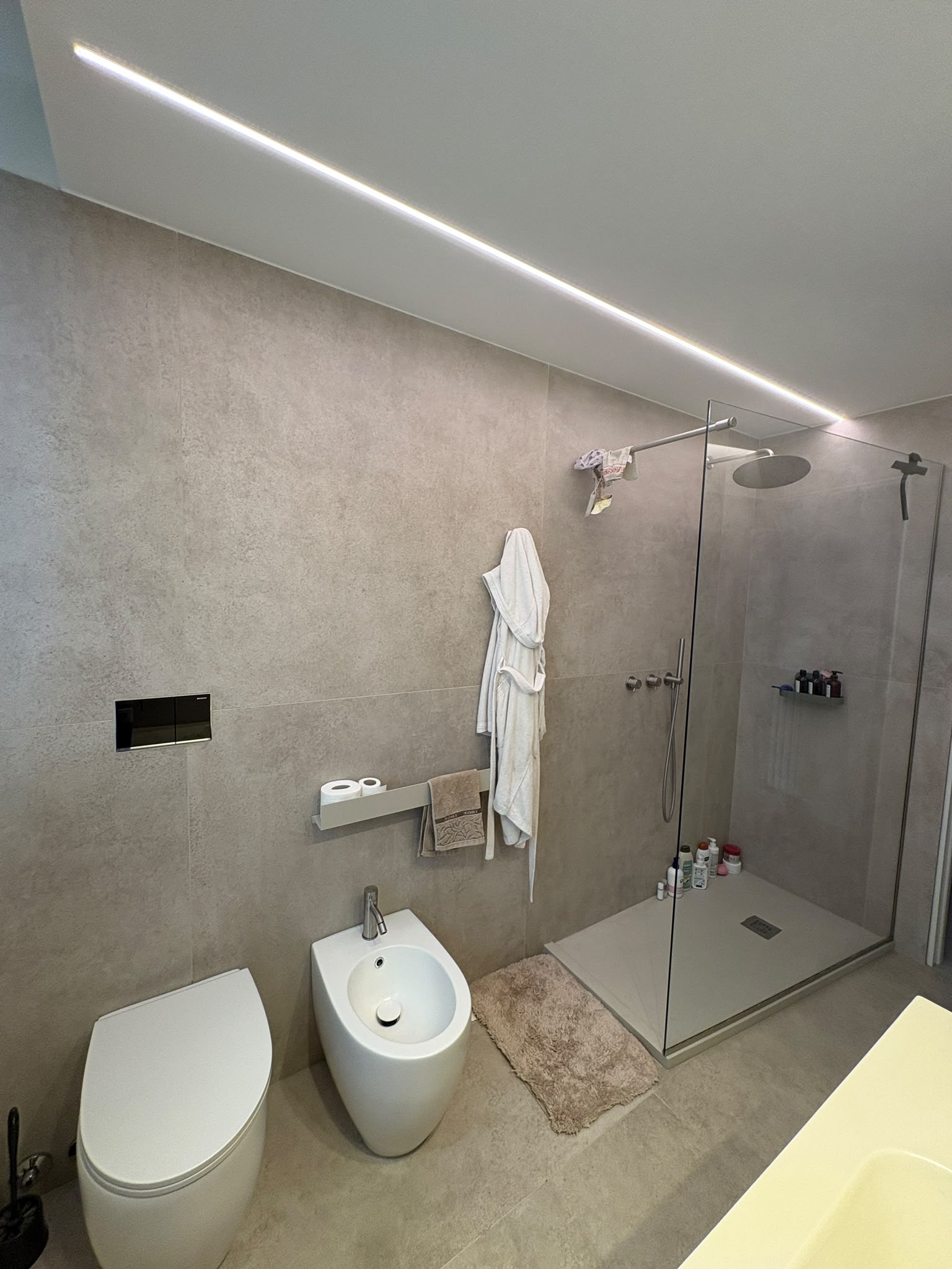 Secondo bagno ristrutturato con doccia a filo pavimento EDILSCATTO